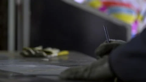 Hand taking notes Vídeo Stock 151490547