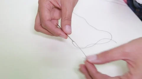 Hand thread a needle 스톡 동영상 62425877