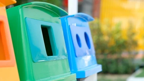 Hand throw plastic bottle into recycle bin Vidéo 108052810