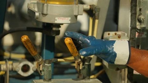 Hand throwing fuel pump lever while gas reservoir fills Stock Footage 123729785