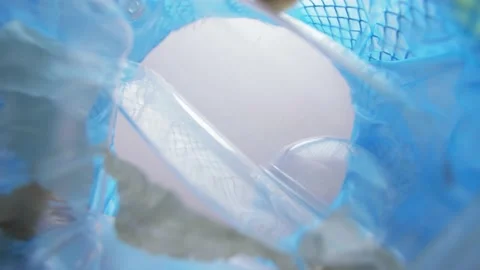 Hand throwing tin can into trash bin Vídeos de archivo 154396489