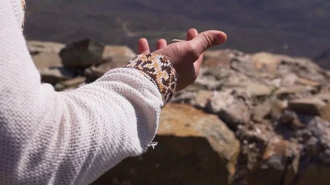 Hand throws a stone. Close-up Stockbeeldmateriaal 124714603