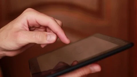 Hand thumbing through a tablet Vídeo Stock 73506228