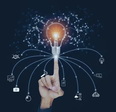Hand touch light bulb and working with icon Business with computer on the des Foto stock