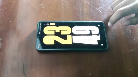 Hand touches cracked phone screen on wooden table Stock-Footage 344830009
