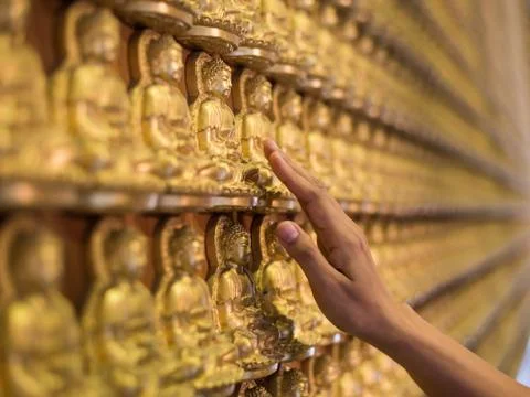 Hand touching buddha statue Foto stock