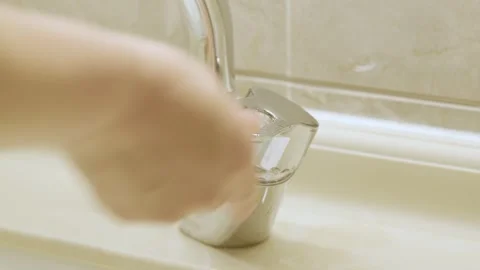 Hand Turning Chrome Faucet Handle to Start Water Flow in Modern Bathroom Vídeos de archivo 336563584