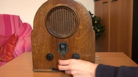 Hand turning knobs on wooden vintage radio 스톡 동영상 76841596
