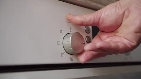Hand turning oven mode selector knob Video stock 310090995