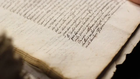 Hand Turning Pages Of Old Book Vidéo 126532758
