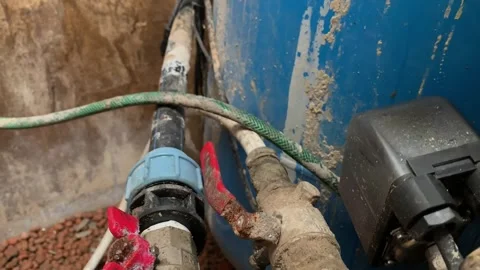 Hand turning off rusty valve on old water pipe 스톡 동영상 320660962