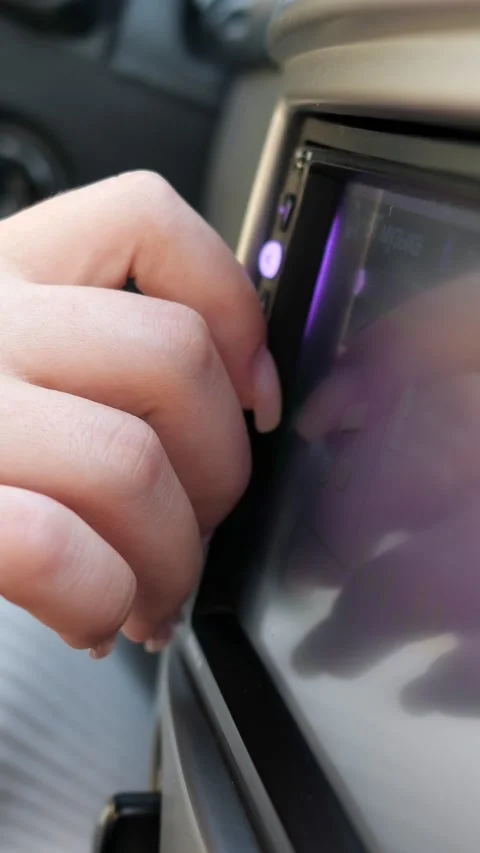 Hand turning volume knob on car stereo system 库存影片 341440667