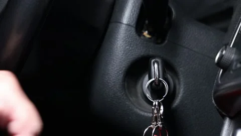 A hand turns the ignition key and starts the car. Vidéo 275145799