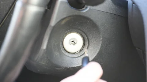 Hand turns the key in the ignition 動画素材 62079570