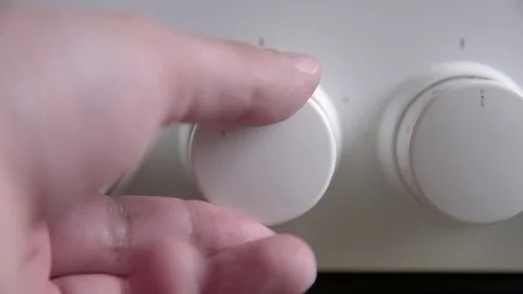 Hand turns knob on old electrical stove. Selective focus Vidéo 71971689