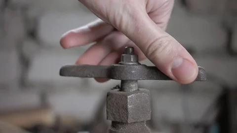 The hand turns the rusty faucet Stock Footage 75348628