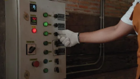 Hand twisting an electrical circuit board switch Video stock 270409308