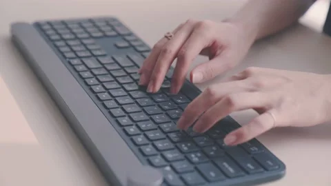 A hand that types with a keyboard. Vídeo Stock 167006735