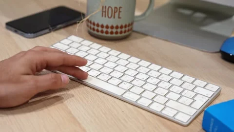 Hand Typing on White Keyboard at Modern Office Desk Workspace Stockbeeldmateriaal 332791459