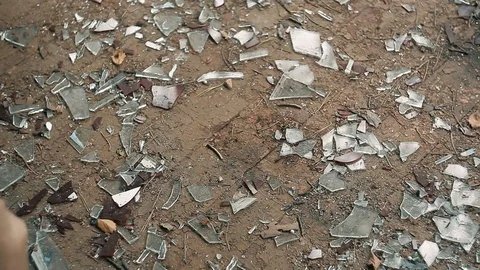 Hand of unconscious person falling on floor, spilling vodka from bottle Vidéo 80719060