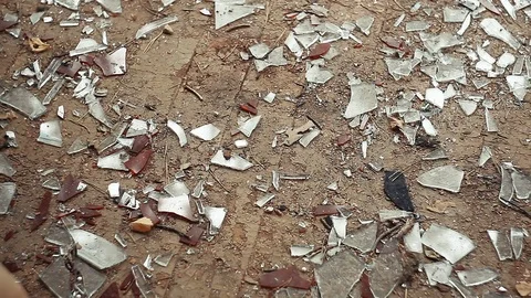Hand of unconscious person falling on floor, spilling vodka from bottle Vidéo 80719210