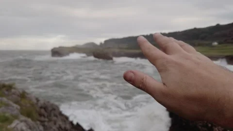 The hand of an unknown person Vídeos de archivo 143641444