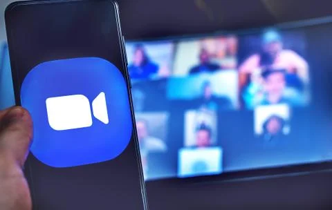 Hand use videoconference app icon of Zoom Meeting. Stockfoto's