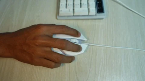 Hand using computer mouse beside keyboard, Close-up of a person's hand usin.. Vídeos de archivo 345119177