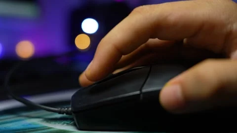 Hand using computer mouse with blurred lights, Close-up of a hand using a c.. 動画素材 337899276