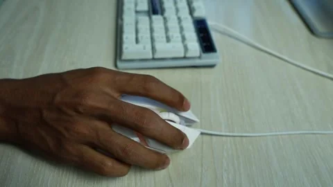 Hand using computer mouse at office desk, Close-up of a person's hand using.. Vidéo 345119205