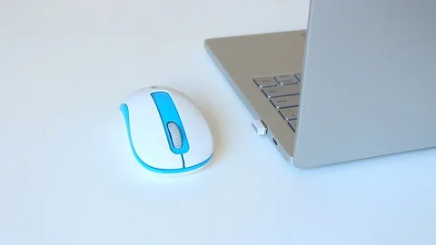 Hand using computer wireless mouse Vídeos de archivo 86414430