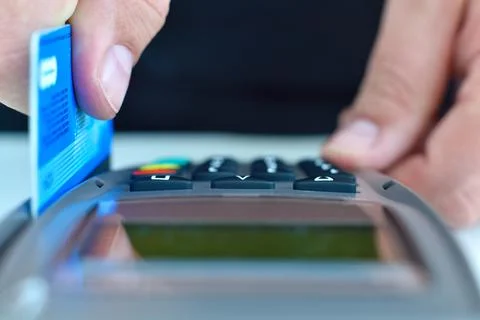 Hand using credit card to pay. Foto stock