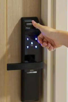 Hand using fingerprint scan for smart digital door lock while open or close.. Fotos de archivo