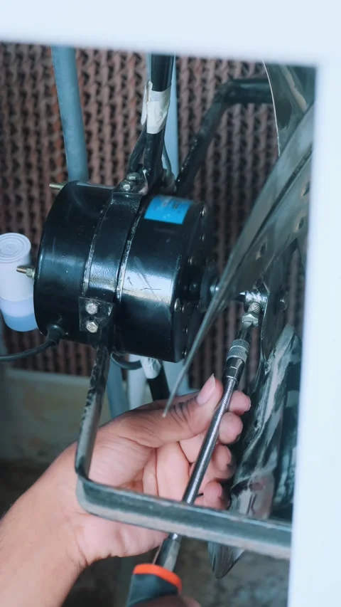 Hand using a flexible extension tool to repair an air cooler motor 스톡 동영상 332998286