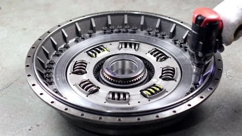 Hand using impact wrench tighten the torque converter bolts 库存影片 309754692