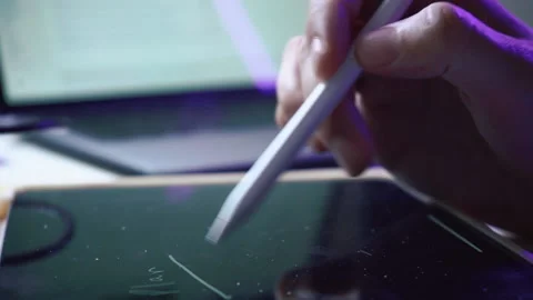 Hand using iPad tablet with wireless Apple pencil pen to wrote a text Stock Footage 168646977