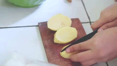 Hand using knife to cut the potatoes. 스톡 동영상 157591861