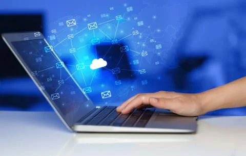 Hand using laptop with centralized cloud computing system concept Foto stock