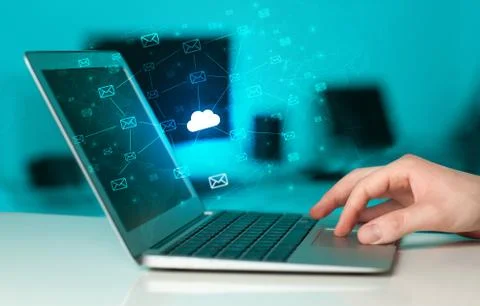 Hand using laptop with centralized cloud computing system concept Foto stock