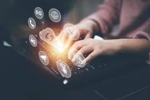 Hand using laptop with touch connect to data information on the Cloud Computi Foto stock