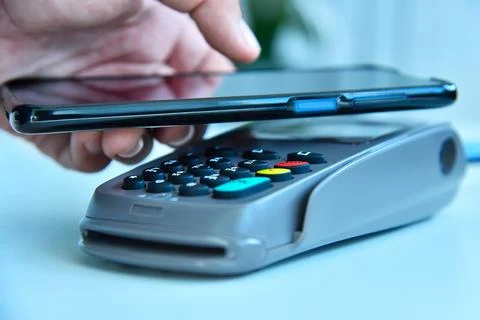 Hand using mobile phone for payment with nfc techology. Foto stock