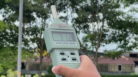 Hand using an old manual sound level meter. Close-up Vidéo 302141501
