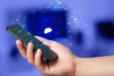 Hand using phone with centralized cloud computing system concept Foto stock