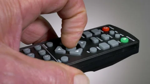 Hand using a remote control. Vídeos de archivo 140740717