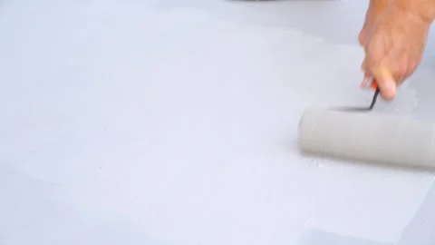 Hand using a roller to apply white liquid membrane for waterproofing on a f.. 스톡 동영상 333978753