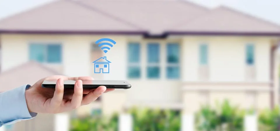 Hand using smart phone with smart home control icon over blur house backgroun Foto stock