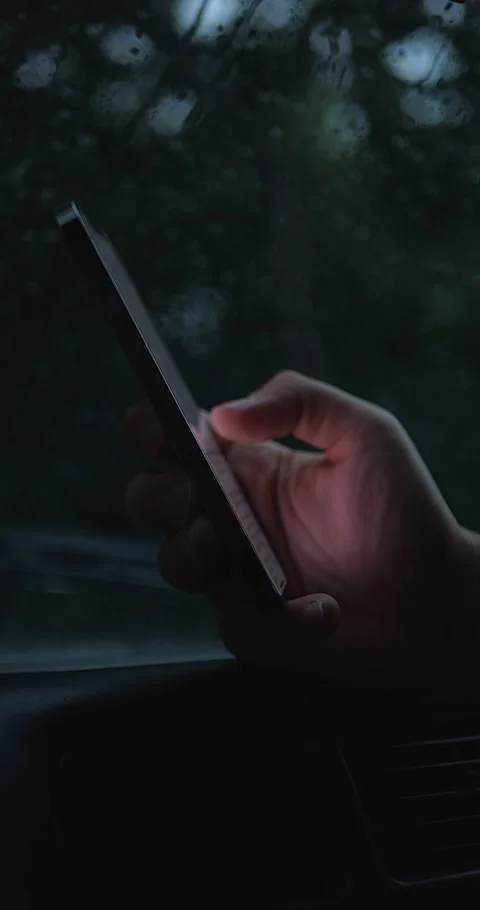 Hand Using Smartphone Behind Rain-Covered Car Window... Vídeos de archivo 332075645