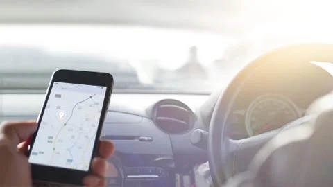 Hand using smartphone GPS navigation inside car Stockfoto's
