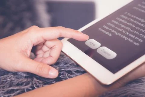 Hand using tablet, Agree with application information. Foto stock