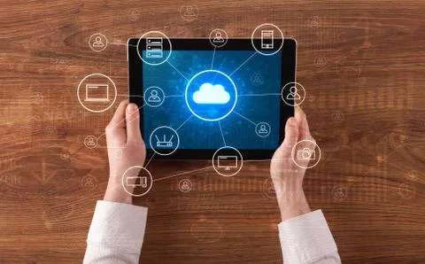 Hand using tablet with centralized cloud computing system concept 库存照片